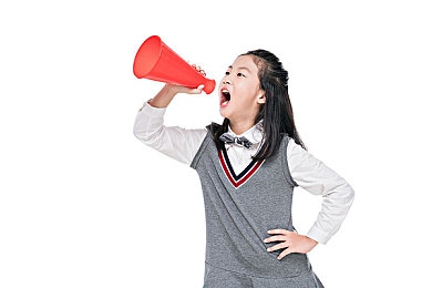 黑人与欧美老妇人：跨越肤色，共谱和谐乐章：纽约咖啡馆里的温馨跨国友谊-1