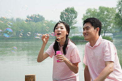 蜜月直播：新潮蜜月直播潮涌婚礼圈，创新记录方式引热议探讨-5