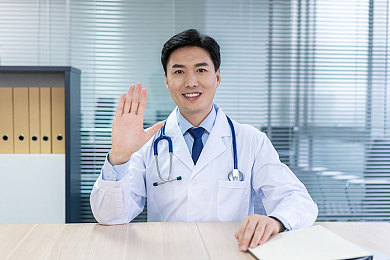 男生撕开内衣 吸奶头打扑克：奇趣互动游戏走红：撕内衣吸奶头扑克玩法引发热议-2