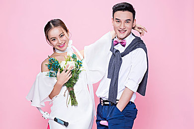 男生和女生一起擦擦擦：校园绿动，携手共洁，环保先锋行