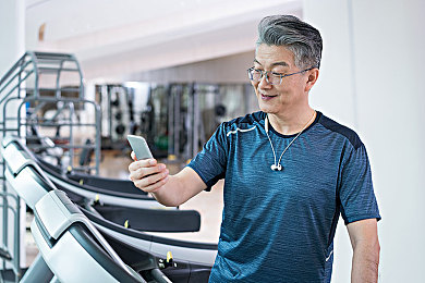 手撕衣服的小游戏叫什么：指尖舞动，碎片飘散：轻松撕解压力的神秘游戏之谜揭晓