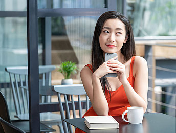 美女打屁屁内裤都脱了：公园趣事：意外瞬间，隐私保护大挑战-1