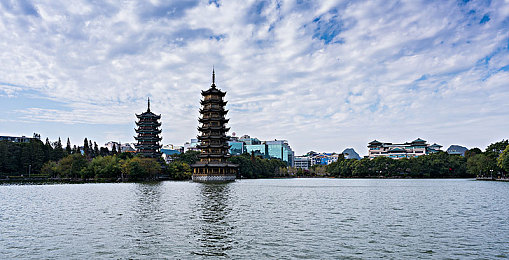两个人 www：穿越时空之智慧之旅，揭秘网络传奇世界-1