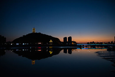 妞干网最新视频：《热血传奇》新版本大揭秘：神秘地图与炫酷职业，妞干网视频先睹为快-2