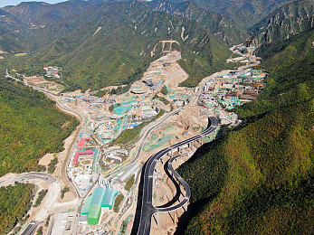 甘雨拔萝卜：农民欢欣拔萝卜，关爱传递正能量，唤起社会共尊重