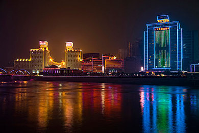 与亲女洗澡时伦了AV翁与小莹：禁忌深渊：AV沉沦与伦常悲歌-3