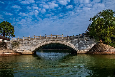 AI脱衣免费：探索互动游戏新巅峰：AI技术引领“脱衣”游戏新潮流，体验前所未有的互动乐趣