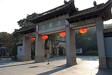 女BBwBBwBBWBBWD：时尚奇遇记：魅力BBW，玩转惊悚时尚穿搭之旅-3