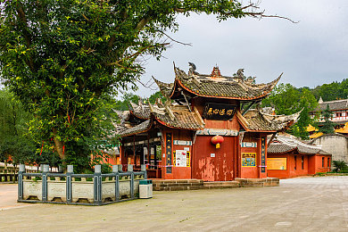 一个 上面一个下边啃B：绿色天空，休闲大地，共筑生态家园