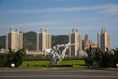 打扑克两人剧烈运动：扑克竞技场突发激烈冲突，选手情绪失控引发热议，揭秘智力运动中的道德与规则考验-3