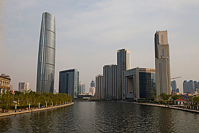 伺候篮球鞋天豪臭脚踩脸的故事小说：篮球鞋天豪助力“臭脚”逆袭，赛场奇遇引热议