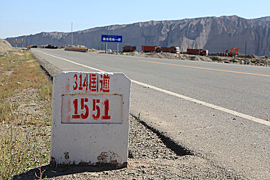 男生操女生吉吉：激情碰撞，智勇解谜：虚拟世界里的情感之旅-3