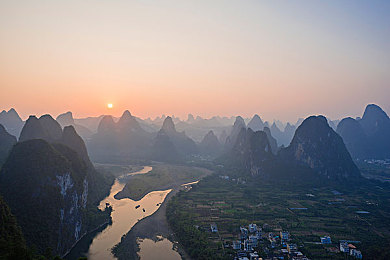 女上男下动态视频：性别反转魅力之旅：探索女性主导的动态影像新境界-2