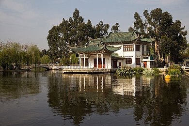 掀开短裙cao麻麻：探索日常惊喜，短裙视角下的互动游戏之旅-1