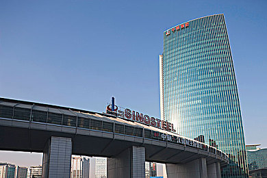 打扑克吻胸摸腿扒内裤：网络直播惊现不雅扑克游戏，道德沦丧引发社会热议-2