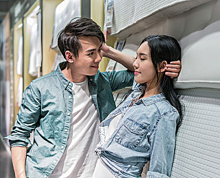 黄色软件下载3.03免费：“免费陷阱下的忧虑：揭秘网络软件监管的隐忧与挑战”-1