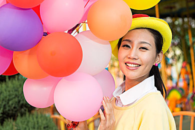 女人与大狼拘做受：女子勇斗巨狼，逆境求生彰显人性光辉，引发社会热议