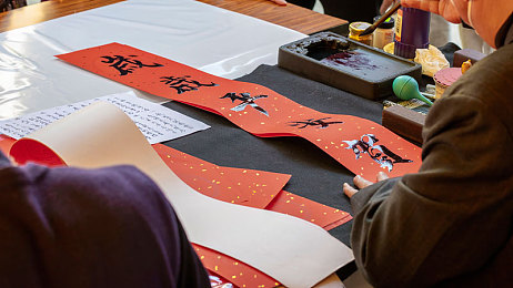 被连体丝袜榨精：网络奇闻：男子遭连体丝袜束缚，榨精事件引发社会热议与反思-2