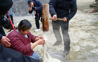公和淑婷厨房猛烈进评价：“食界新星公和淑，创新烹饪引热潮”