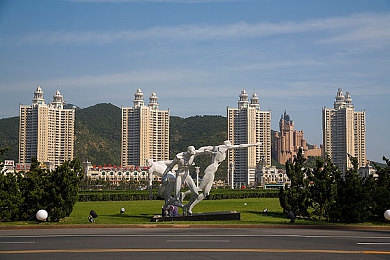 三上悠亚丝袜电影：丝袜惊悚魅力揭秘：三上悠亚电影独特风格吸引眼球，惊悚悬疑视觉盛宴来袭-4
