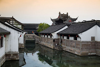 校长猛挺进小莹的体内：校园帝国：校长攻略，打造个性校园，挑战神秘剧情-1