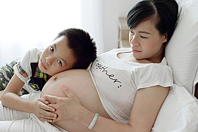 阿娇被吸高潮：娱乐圈再掀波澜，阿娇“被吸高潮”传闻真相揭晓，信任危机亟待解决
