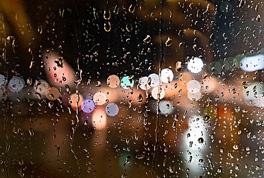 蓝色衣服坐在沙发上数钱：“网爆：沙发数钱男子引发财富观念热议，反思物质与精神平衡之道”-3